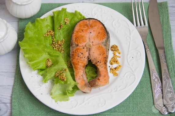 Pink salmon steak in a frying pan: photo of recipe preparation, step 5