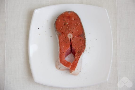 Pink salmon steak in a frying pan: photo of recipe preparation, step 2