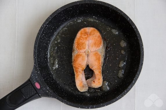 Pink salmon steak in a frying pan: photo of recipe preparation, step 4