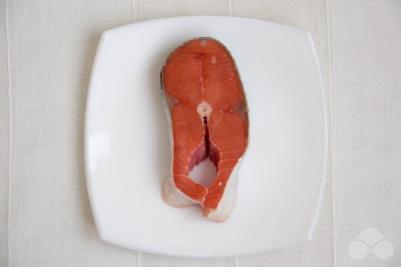 Pink salmon steak in a frying pan: photo of recipe preparation, step 1