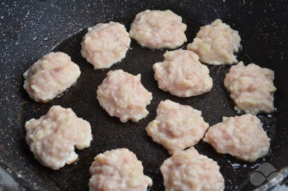 Turkey meatballs in sour cream and garlic sauce: photo of recipe preparation, step 4 Turkey meatballs in sour cream and garlic sauce: photo of recipe preparation, step 4