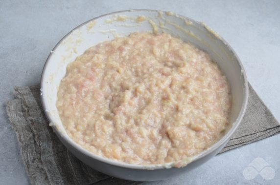 Turkey meatballs in sour cream and garlic sauce: photo of recipe preparation, step 3 Turkey meatballs in sour cream and garlic sauce: photo of recipe preparation, step 3