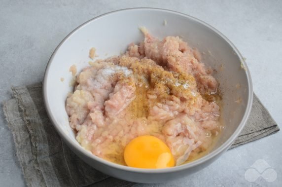 Turkey meatballs in sour cream and garlic sauce: photo of recipe preparation, step 2 Turkey meatballs in sour cream and garlic sauce: photo of recipe preparation, step 2