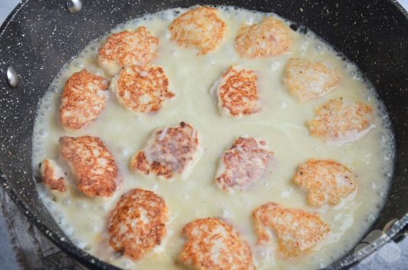 Turkey meatballs in sour cream and garlic sauce: photo of recipe preparation, step 7 Turkey meatballs in sour cream and garlic sauce: photo of recipe preparation, step 7