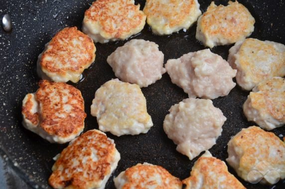 Turkey meatballs in sour cream and garlic sauce: photo of recipe preparation, step 5 Turkey meatballs in sour cream and garlic sauce: photo of recipe preparation, step 5