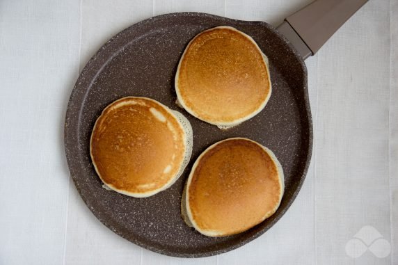 Mini pizza in a frying pan: photo of recipe preparation, step 3