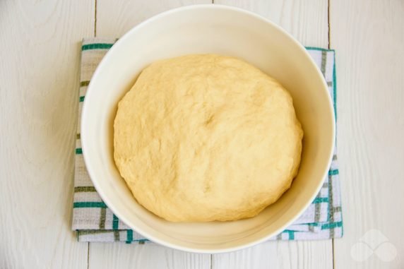 Khachapuri with cottage cheese and herbs in a frying pan: photo of recipe preparation, step 2