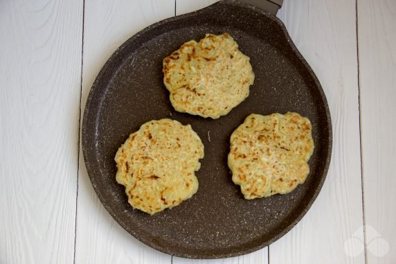 Squash pancakes without eggs: photo of recipe preparation, step 4