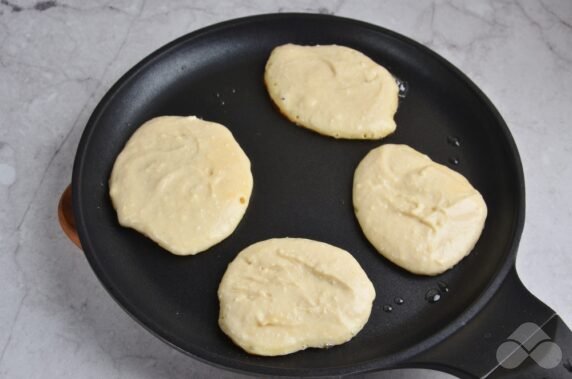 Homemade cottage cheese pancakes: photo of recipe preparation, step 4