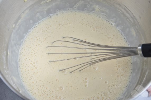 Honey pancakes with milk: photo of recipe preparation, step 4