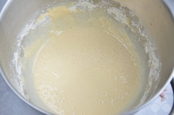 Honey pancakes with milk: photo of recipe preparation, step 3