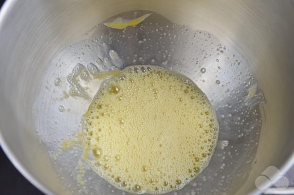 Thin pancakes with milk: photo of recipe preparation, step 1