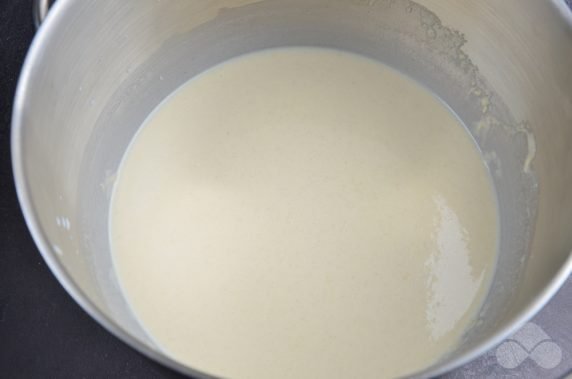 Thin pancakes with milk: photo of recipe preparation, step 4