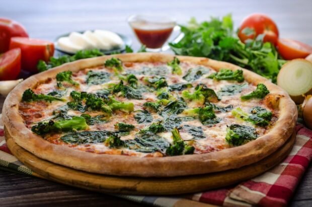 Pizza with broccoli, mozzarella and spinach is a simple and delicious recipe, how to cook step by step