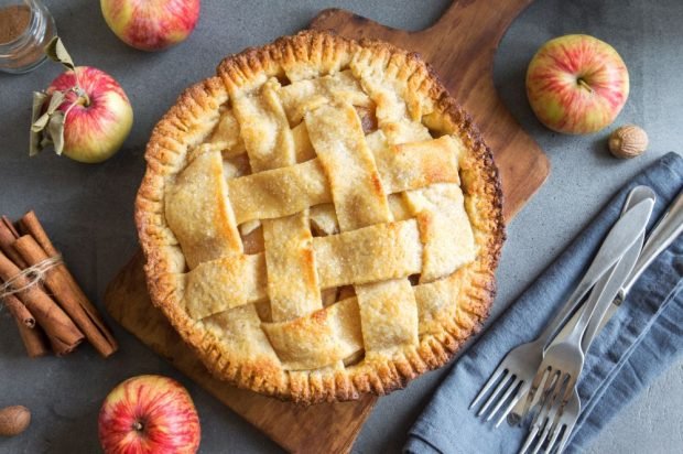 Homemade pie with apples and cinnamon is a simple and delicious recipe, how to cook step by step