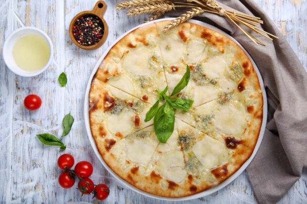 Pizza on powdered milk is a simple and delicious recipe, how to cook step by step