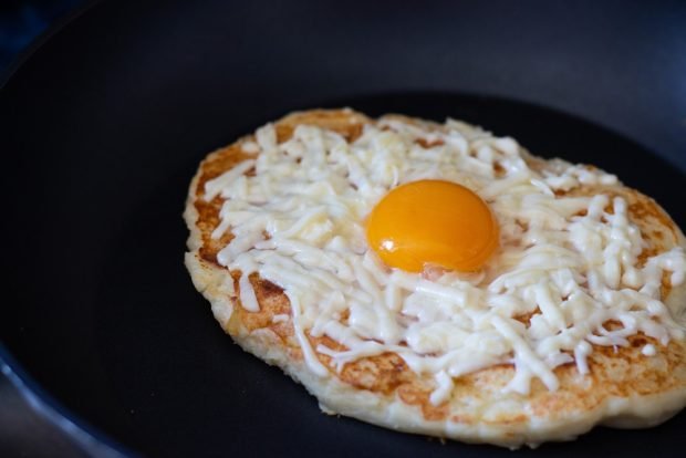 Khachapuri with cheese and egg in a frying pan is a simple and delicious recipe, how to cook step by step