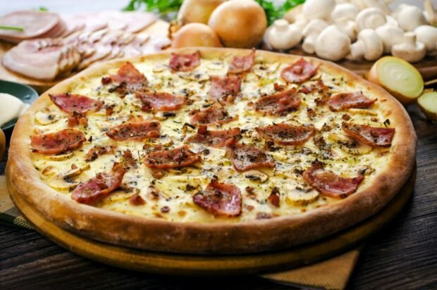 Carbonara pizza with bacon is a simple and delicious recipe, how to cook step by step