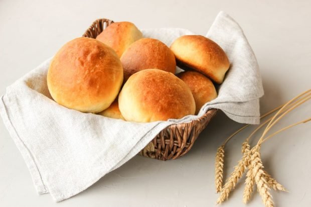 Fluffy buns with fresh yeast – a simple and delicious recipe, how to cook step by step