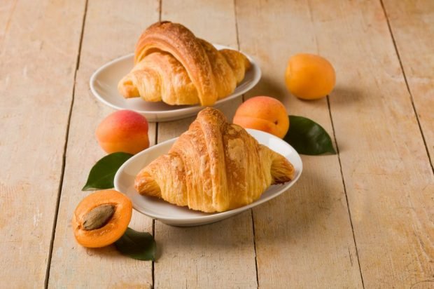 Croissants with apricots – a simple and delicious recipe, how to cook step by step