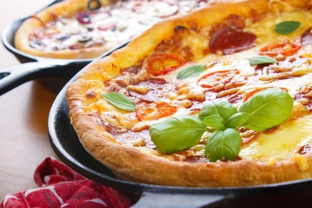 Pepperoni and chili pizza is a simple and delicious recipe, how to cook step by step