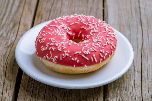 Yeast donuts with pink glaze – a simple and delicious recipe, how to cook step by step