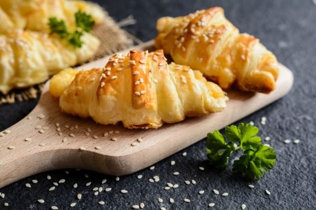 Homemade croissants with Emmental cheese are a simple and delicious recipe, how to cook step by step