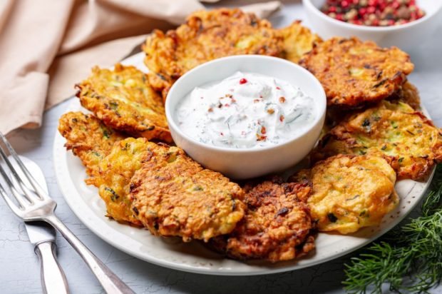 Squash fritters with onions on yogurt – a simple and delicious recipe, how to cook step by step