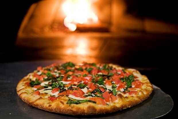 Pizza with salmon and tomatoes – a simple and delicious recipe, how to cook step by step