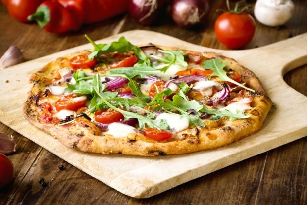 Arugula pizza is a simple and delicious recipe, how to cook step by step