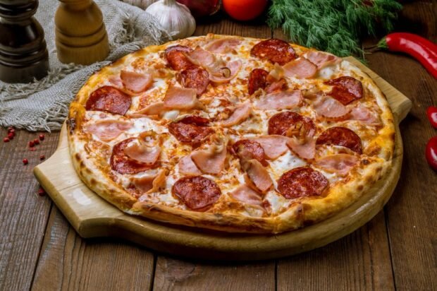 Thin pizza with bacon and salami – a simple and delicious recipe, how to cook step by step