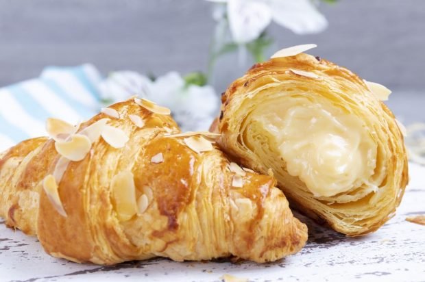 Croissants with custard – a simple and delicious recipe, how to cook step by step