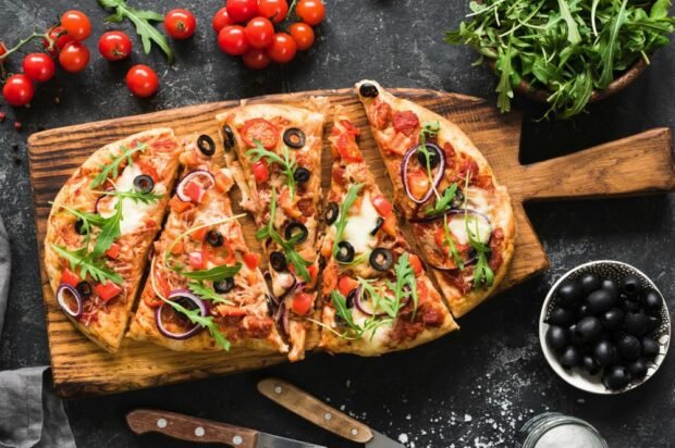 Unusual pizza with mozzarella, olives and onions – a simple and delicious recipe, how to cook step by step