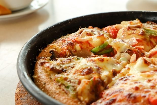 Pizza with bell pepper in a frying pan is a simple and delicious recipe, how to cook step by step