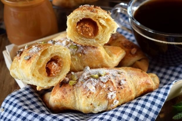 Croissants with boiled condensed milk and nuts – a simple and delicious recipe, how to cook step by step