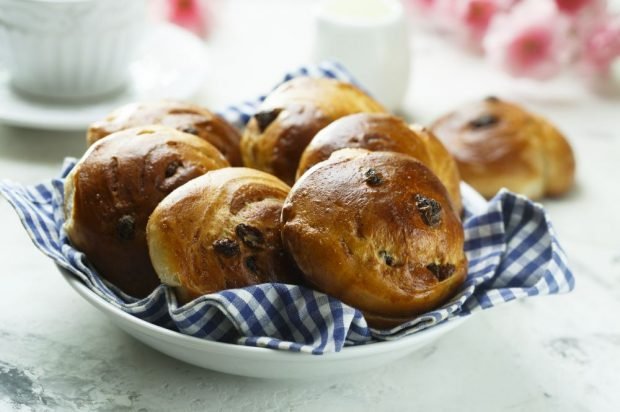 Buns with raisins – a simple and delicious recipe, how to cook step by step