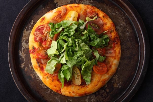 Pizza with tomatoes and herbs is a simple and delicious recipe, how to cook step by step