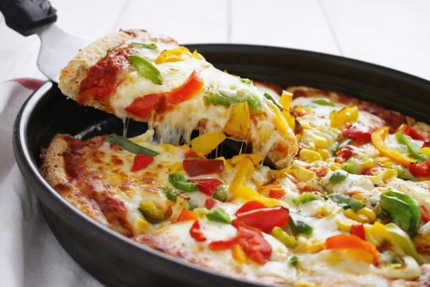 Pizza with pepperoni and vegetables – a simple and delicious recipe, how to cook step by step