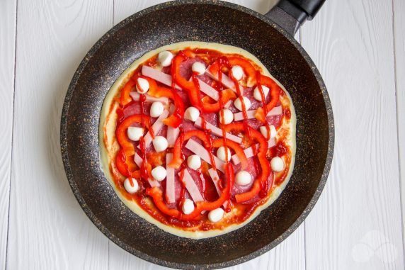 Pizza in a frying pan without mayonnaise: photo of recipe preparation, step 3