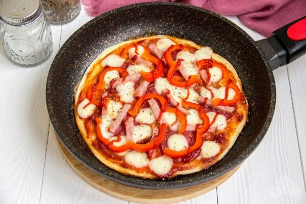 Pizza in a frying pan without mayonnaise – a simple and delicious recipe with photos (step by step)