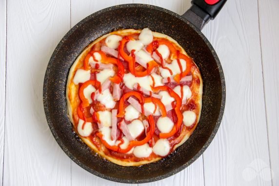 Pizza in a frying pan without mayonnaise: photo of recipe preparation, step 4