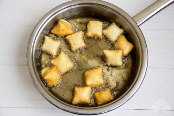 Baursaks on milk without yeast: photo of recipe preparation, step 4