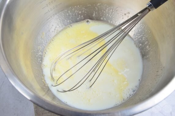 Classic recipe for pancakes with milk: photo of recipe preparation, step 2