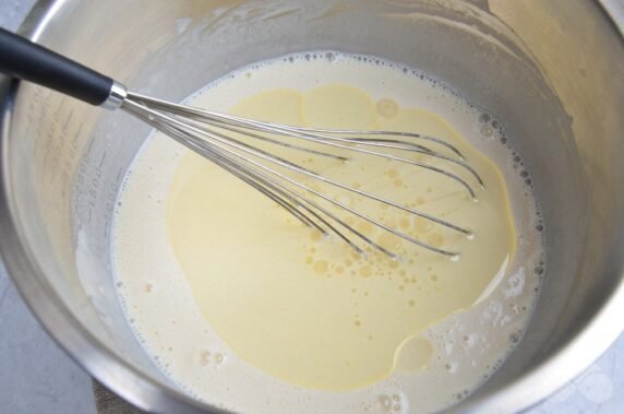 Classic recipe for pancakes with milk: photo of recipe preparation, step 4