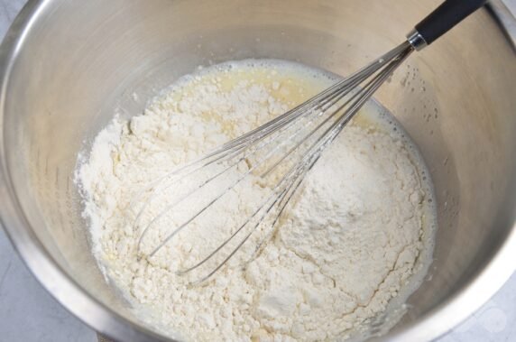 Classic recipe for pancakes with milk: photo of recipe preparation, step 3