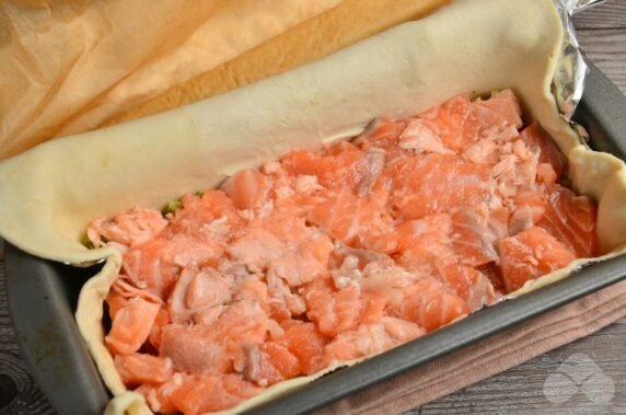 Puff pastry pie with salmon and broccoli: photo of recipe preparation, step 4 Puff pastry pie with salmon and broccoli: photo of recipe preparation, step 4