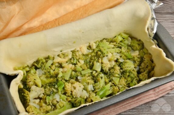 Puff pastry pie with salmon and broccoli: photo of recipe preparation, step 3 Puff pastry pie with salmon and broccoli: photo of recipe preparation, step 3