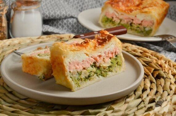 Puff pastry pie with salmon and broccoli: photo of recipe preparation, step 7 Puff pastry pie with salmon and broccoli: photo of recipe preparation, step 7