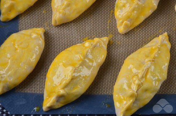 Chicken and mushroom pies: photo of recipe preparation, step 7