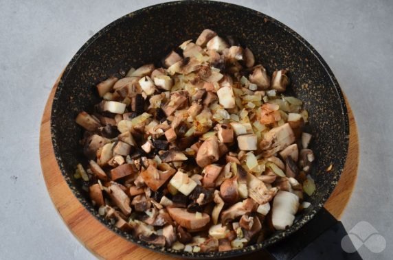 Chicken and mushroom pies: photo of recipe preparation, step 3